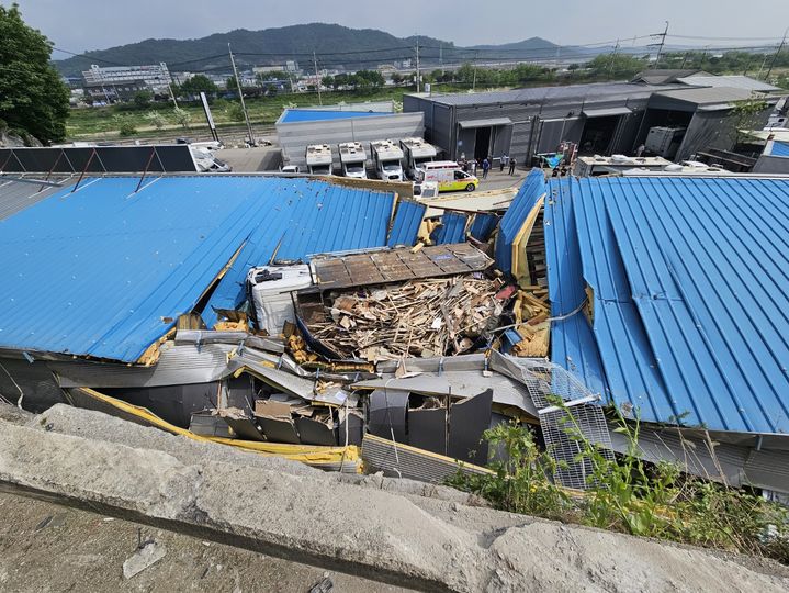 [남양주=뉴시스] 이호진 기자=15일 경기 남양주시 진접읍의 한 언덕길에서 추락한 트럭이 아래에 있던 매장을 덮쳐 건물 일부가 붕괴됐다. 2025.05.15. asake@newsis.com *재판매 및 DB 금지