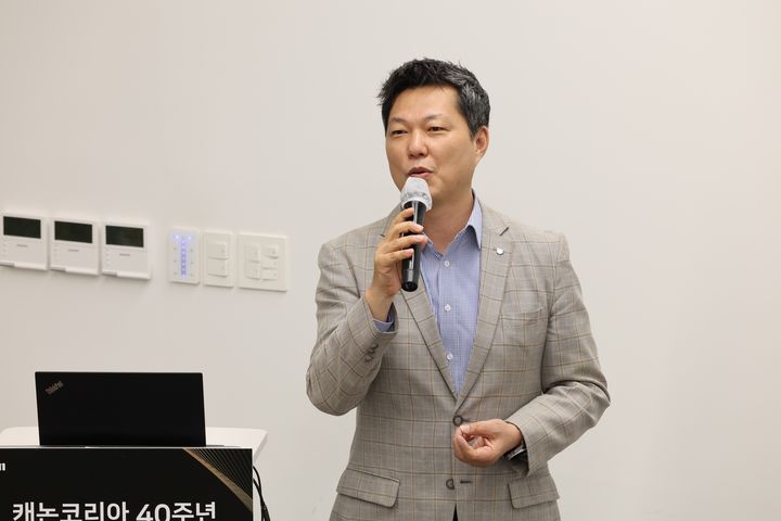 [서울=뉴시스]캐논코리아는 15일 서울 강남구 캐논 플래그십 스토어 ‘캐논플렉스’에서 창립 40주년 기념 미디어 라운드 테이블 행사를 열어, 새 슬로건 ‘세상의 모든 순간, 캐논으로 완성하다. 찰나의 감동, 선명한 기록'을 발표했다. 이세철 영업본부장이 환영사를 하고 있다. (사진=캐논코리아 제공) photo@newsis.com *재판매 및 DB 금지