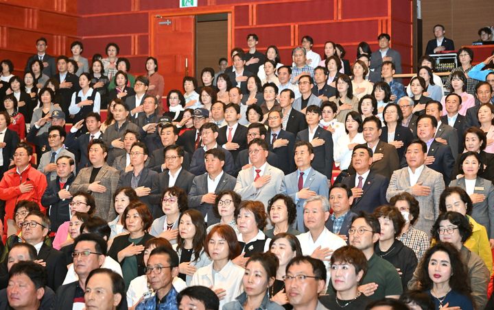 [울산=뉴시스] 구미현 기자 = 울산시 중구가 15일 주민 등 500여명이 참가한 가운데 구민의날 기념행사를 열었다. (사진=울산시 중구 제공) 2025.05.15. photo@newsis.com *재판매 및 DB 금지