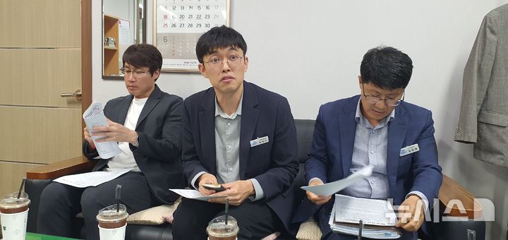 [창원=뉴시스] 강경국 기자 = 이성민 경남 창원시 문화관광체육국장(가운데)이 15일 창원시청 프레스센터에서 창원NC파크 재개장과 관련해 기자간담회를 갖고 있다. 2025.05.15. kgkang@newsis.com