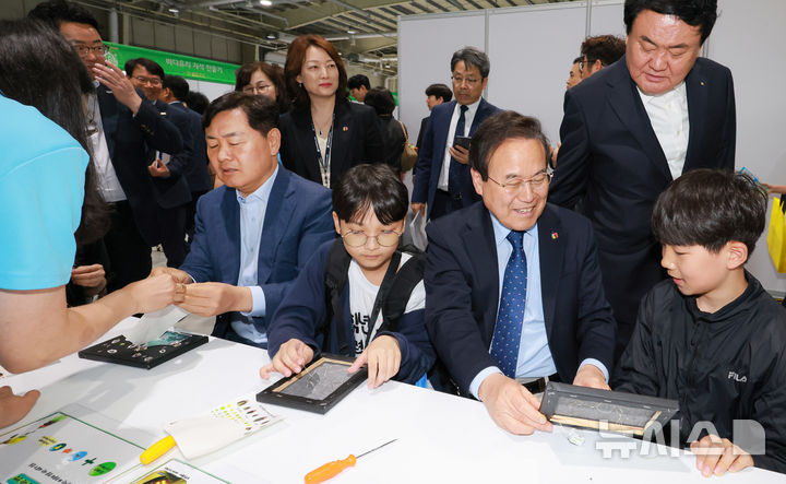 [전주=뉴시스]윤난슬 기자 = 전북특별자치도교육청과 전북특별자치도가 공동 주최하는 '제2회 전북 청소년박람회'가 15일 군산새만금컨벤션센터에서 개막했다.2025.05.15.(사진=전북교육청 제공) 