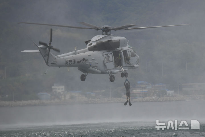 [포항=뉴시스] 15일 해병대 1사단 수색대대가 경북 포항시 남구 도구해안 일대에서 헬기 저고도 이탈 수영침투 훈련을 하고 있다. (사진=해병대 1사단 제공) 2025.05.15. photo@newsis.com