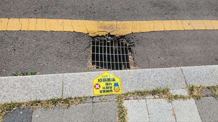 [울산=뉴시스] 울산 울주군은 집중호우 시 도로 침수 피해를 예방하기 위해 시가지 주요 도로변에 빗물받이 식별용 스티커 500개를 부착했다고 15일 밝혔다. (사진= 울주군 제공) 2025.05.15.photo@newsis.com *재판매 및 DB 금지