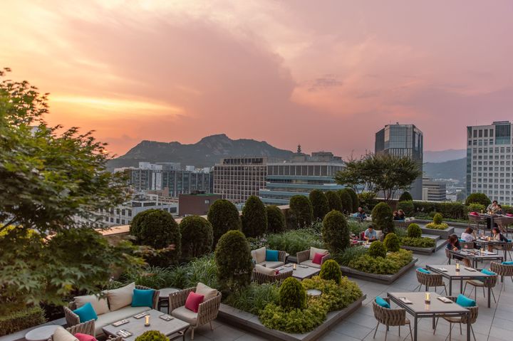 [서울=뉴시스] 포시즌스 호텔 서울, 서울 도심 야외 테라스에서 만나는 여름 다이닝 '서머 오울' 오픈.(사진=포시즌스 호텔 제공) *재판매 및 DB 금지