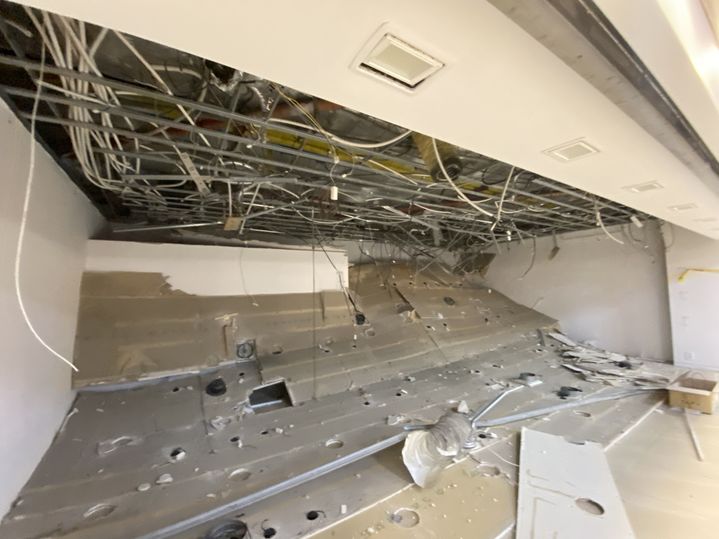 [대전=뉴시스] 15일 오후 2시 32분께 대전 중구 은행동 지하상가의 한 점포에서 천장이 무너졌다.(사진=대전소방본부) 2025.05.15. photo@newsis.com *재판매 및 DB 금지