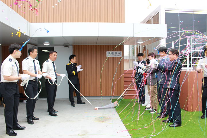 [대구=뉴시스] 대구 달서소방서는 관공서 건물 내 새로운 소통 공간이자 복지 공간으로 '카페포미'를 조성하고 현판식을 열었다. (사진=대구 달서소방서 제공) 2025.05.15. photo@newsis.com *재판매 및 DB 금지