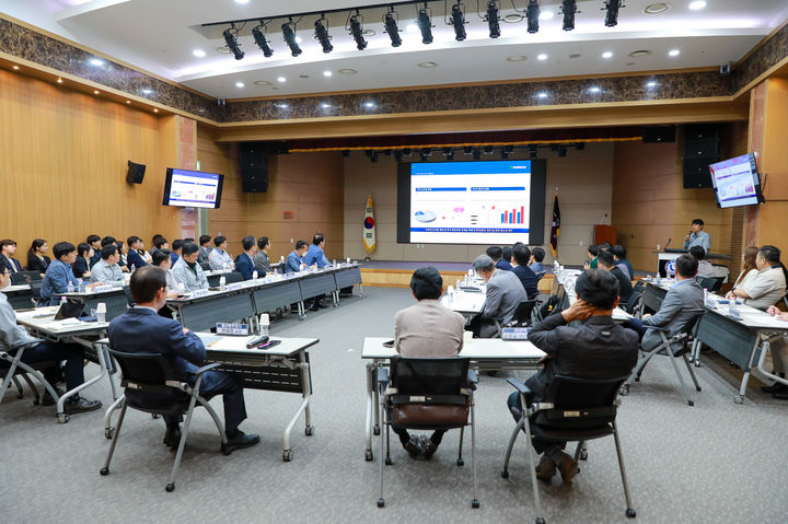 [울산=뉴시스] 15일 울산항만공사 다목적홀에서 '미국 관세정책 대응을 위한 고객 간담회'가 진행되고 있다. (사진=울산항만공사 제공) 2025.05.15. photo@newsis.com *재판매 및 DB 금지