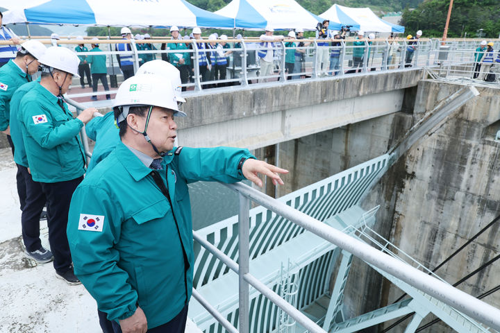 [대전=뉴시스]수자원공사는 15일 충주댐에서 윤석대 사장 주재로 전국 20개 다목적댐 관리자들이 참석한 가운데 전사 합동 홍수대책회의를 열었다. 윤 사장이 충주댐 주요 시설물을 점검하고 있다. (사진=수자원공사 제공) 2025. 05. 15 photo@newsis.com *재판매 및 DB 금지