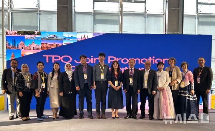 [포항=뉴시스] 경북 포항시가 15~17일 '2025 광저우 국제관광전(GITF)'에 참가해 글로벌 도시 관광진흥기구(TPO) 총회 유치에 나섰다. 15일 TPO 총회 유치 홍보전을 벌이며 아시아·태평양 도시·기관 관계자와 기념 촬영하는 모습. (사진=포항시 제공) 2025.05.15. photo@newsis.com