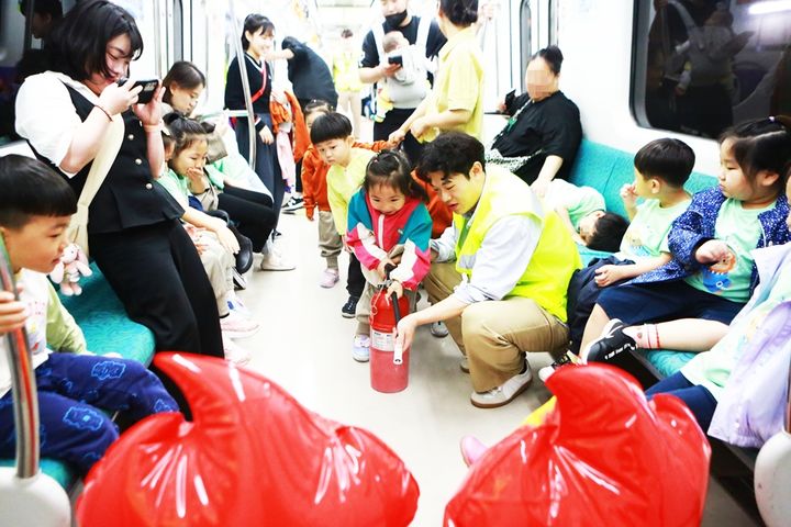 [대전=뉴시스]대전교통공사는 15일 교통약자인 어린이를 대상으로 판암역에서 출발하는 특별 안전체험 열차를 편성해 '올 상반기 시민안전체험열차'를 운행했다. (사진=대전교통공사 제공) 2025. 05. 15 photo@newsis.com *재판매 및 DB 금지