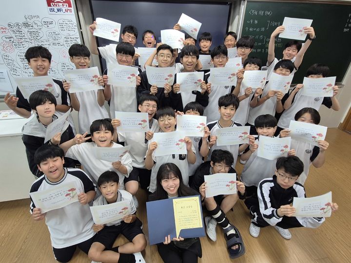 [울산=뉴시스] 구미현 기자 =울산 학성중 스승의날 행사 (울산시교육청 제공) photo@newsis.com *재판매 및 DB 금지