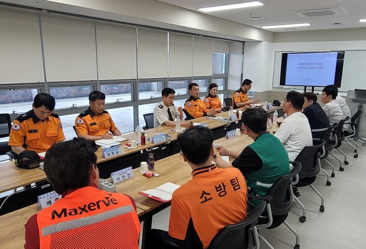 [대구=뉴시스] 대구 달성소방서는 달성군에 위치한 쿠팡 대구3센터를 방문해 대수선 공사에 따른 맞춤형 소방 대응 대책을 수립하기 위한 현장 점검과 안전컨설팅을 실시했다. (사진=대구 달성소방서 제공) 2025.05.15. photo@newsis.com *재판매 및 DB 금지