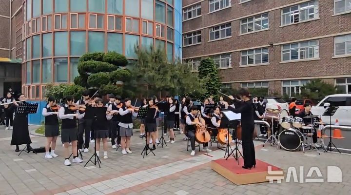 [용인=뉴시스]스승의 날인 15일 정평중학교 교정에 울리는 감동의 하모니(사진=정평중학교 제공)2025.05.15.photo@newsis.com