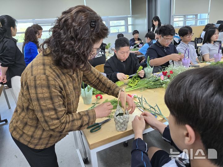 [용인=뉴시스]용인 포곡고의 '학부모와 함께하는 사랑의 꽃바구니 만들기(사진=포곡고등학교 제공)2025.05.15.photo@newsis.com