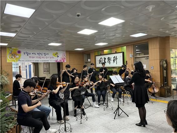 [진주=뉴시스]경남과학고등학교, '음악으로 전하는 감사, 마음으로 이어지는 스승의 날 음악회'.(사진=경남과학고 제공).2025.05.15.photo@newsis.com *재판매 및 DB 금지