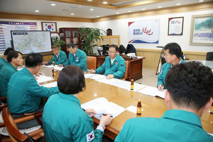 [창원=뉴시스] 강경국 기자 = 장금용 경남 창원시장 권한대행이 15일 집중호우 대책보고회를 주재하고 있다. (사진=창원시청 제공). 2025.05.15. photo@newsis.com *재판매 및 DB 금지