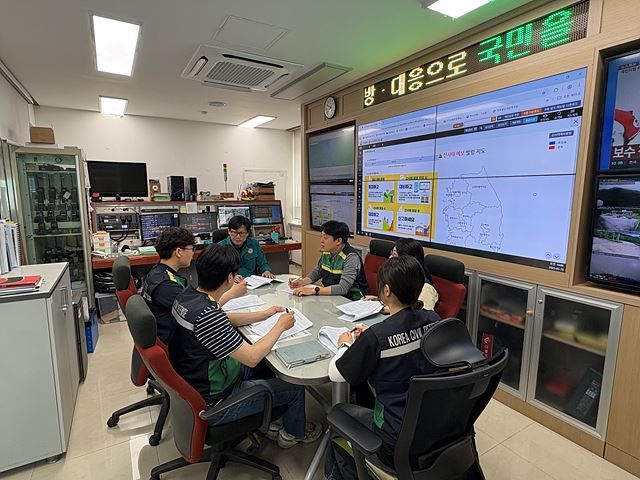 [양양=뉴시스] 15일 양양국유림관리소가 유관기관 합동, 산사태 대비 대피 훈련을 하고 있는 모습.(사진=양양국유림관리소 제공)photo@neswsis.com *재판매 및 DB 금지