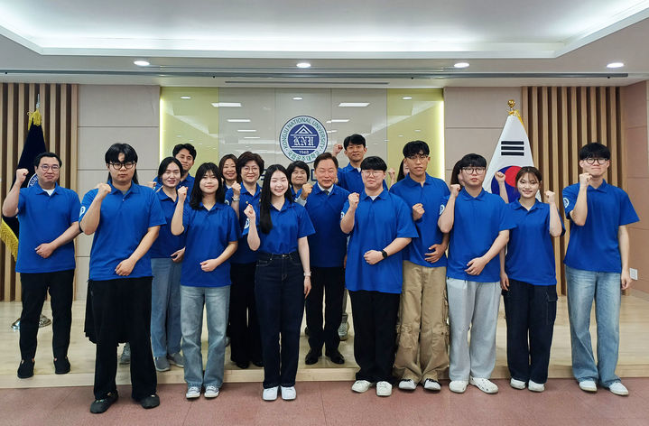 [공주=뉴시스] 국립공주대 임경호 총장과 9기 눈높이 상담단 단원들 기념촬영. (사진=국립공주대 제공)&nbsp; *재판매 및 DB 금지