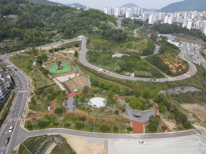 [여수=뉴시스] 여수 웅천 암골못공원 '생각키움 체험놀이터' (사진=여수시 제공) 2025.05.15. photo@newsis.com *재판매 및 DB 금지