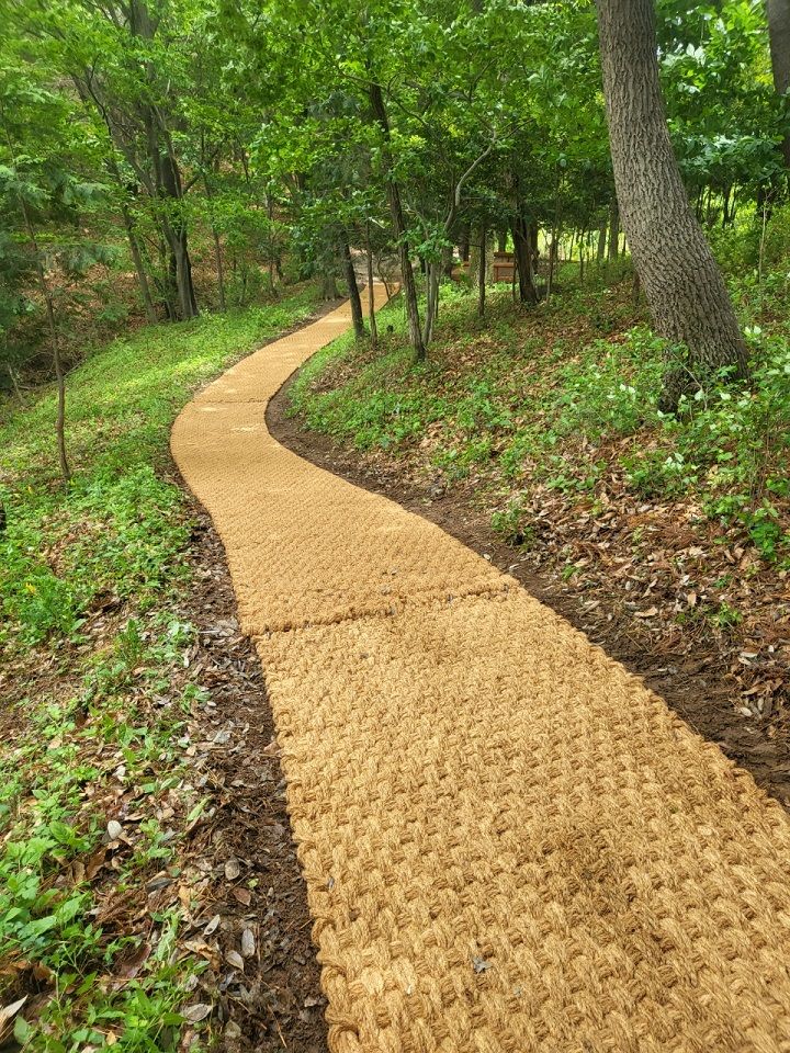 [순천=뉴시스] 순천 봉화산 둘레길에 새로 설치한 야자매트. (사진=순천시 제공) 2025.05.15. photo@newsis.com *재판매 및 DB 금지