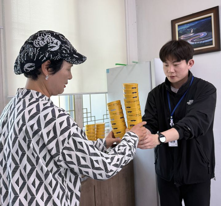 [함양=뉴시스] 함양경찰서, 학교폭력 예방 QR코드 삽입 컵홀더 배부 (사진=함양경찰서 제공) 2025. 05. 15. photo@newsis.com&nbsp; *재판매 및 DB 금지