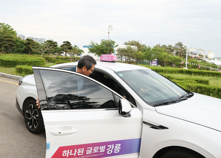[강릉=뉴시스] 김홍규 강릉시장이 솔향콜택시를 이용, 출근하고 있다.(사진=강릉시 제공)photo@newsis.com *재판매 및 DB 금지