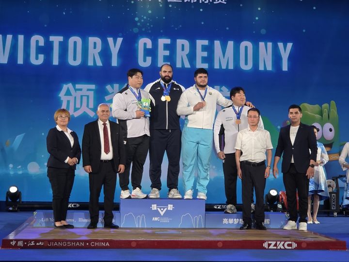 [서울=뉴시스] 2025 아시아역도선수권대회에서 금메달 1개와 은메달 2개를 획득한 황우만(왼쪽에서 3번째), 동메달 2개를 딴 이양재(오른쪽에서 3번째). (사진=대한역도연맹 제공) *재판매 및 DB 금지