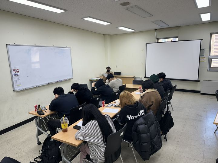 [속초=뉴시스] 속초시시설관리공단 학교밖청소년지원센터가 운영하고 있는 검정고시 대비반 학생들이 수업을 하고 있는 모습.(사진=속초시시설관리공단 제공)photo@newsis.com *재판매 및 DB 금지