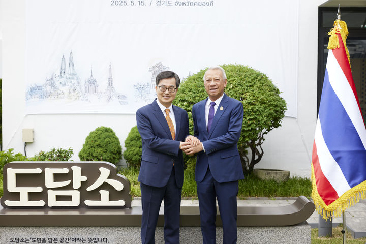 [수원=뉴시스] 15일 오후 도담소에서 김동연 경기도지사가 피팟 라차낏쁘라칸 태국 노동부 장관과 기념촬영을 하고 있다. (사진=경기도 제공) 2025.05.15. photo@newsis.com *재판매 및 DB 금지