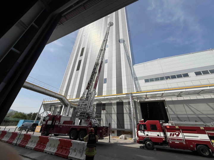 [동해=뉴시스] 동해소방서가 LS전선 동해공장 VCV타워에서 고층건축물 회재 대비 합동 소방훈련을 실시하고 있다.(사진=동해소방서 제공)photo@newsis.com *재판매 및 DB 금지