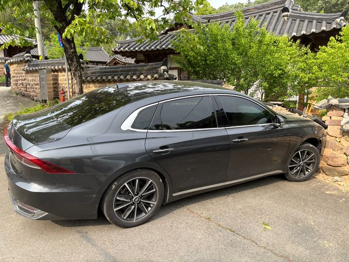 [대구=뉴시스] 이날 오후 4시께 대구 달성군 하빈면 묘리의 한 육신사에서 승용차가 담벼락을 들이받았다. (사진=대구소방안전본부 제공) 2025.05.15. photo@newsis.com *재판매 및 DB 금지