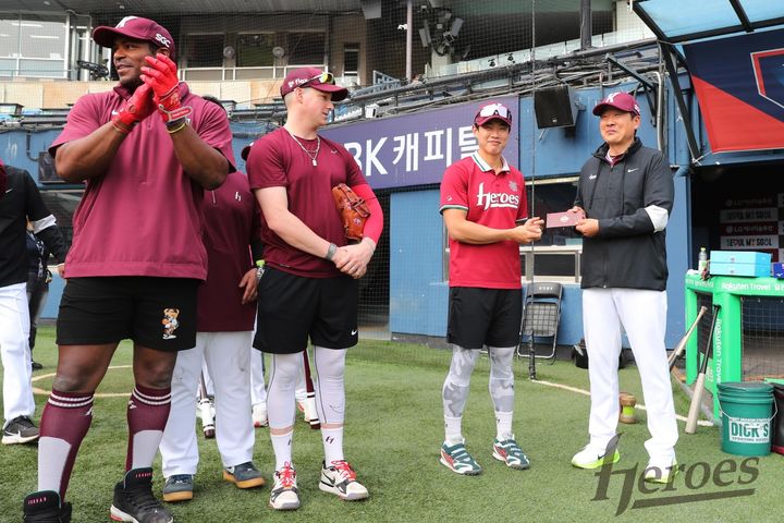 [서울=뉴시스] 키움 히어로즈 선수단이 15일 2025 신한 쏠뱅크 KBO리그 LG 트윈스와의 경기를 앞두고 스승의날을 맞아 홍원기 감독(오른쪽)에게 선물을 전달하고 있다. (사진=키움 히어로즈 제공) 2025.05.15. *재판매 및 DB 금지