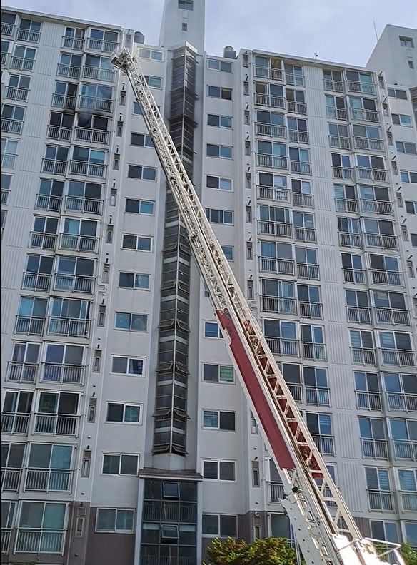 [강릉=뉴시스] 15일 오후 3시50분께 강릉시 교동 한 아파트 12층에서 불이 났다. (사진=강릉소방서 제공) 2025.05.15. photo@newsis.com *재판매 및 DB 금지