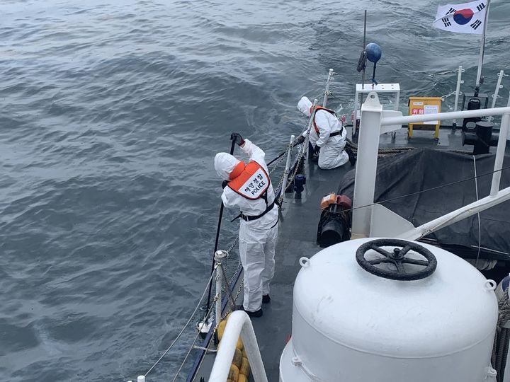 [부산=뉴시스] 15일 오후 2시14분께 부산 인근 해상의 급유선에서 기름이 유출돼 방제 작업이 진행되고 있다. (사진=부산해양경찰서 제공) 2025.05.15. photo@newsis.com *재판매 및 DB 금지