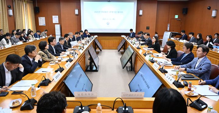[서울=뉴시스] 외교부는 15일 강인선 제2차관 주재로 '2025년 무상원조 관계기관 협의회'를 개최하고 각 정부부처와 한국국제협력단(KOICA) 등 30여개 국내 무상원조 시행기관들과 2026년도 무상원조 후보사업에 대해 협의했다. (사진=외교부 제공) 2025.05.15 *재판매 및 DB 금지