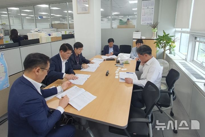 [창원=뉴시스]경남도 이상훈(왼쪽서 두 번째) 해양수산국장이 기획재정부 농림해양예산과장을 만나 2026년도 해양수산분요 주요사업 국비 지원을 건의하고 있다.(사진=경남도 제공) 2025.05.15. photo@newsis.com