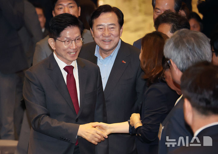 [서울=뉴시스] 조성우 기자 = 김문수 국민의힘 대선후보가 15일 오전 서울 영등포구 중소기업중앙회에서 열린 '자랑스러운 중소기업인협의회 조찬 강연'에 참석하며 참석자들과 인사하고 있다. 2025.05.15. xconfind@newsis.com