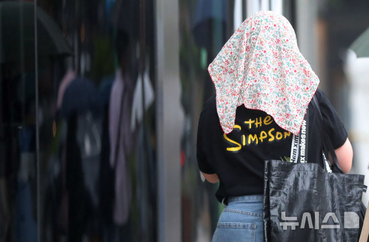 [서울=뉴시스] 김혜진 기자 = 비가 내리는 15일 오전 서울 종로구 광화문 네거리에 우산을 쓴 시민들이 발걸음을 재촉하고 있다. 2025.05.15. jini@newsis.com