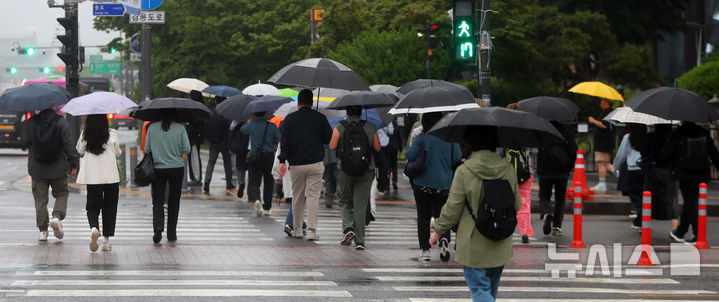 [서울=뉴시스] 김혜진 기자 = 비가 내리는 15일 오전 서울 종로구 광화문 네거리에 우산을 쓴 시민들이 발걸음을 재촉하고 있다. 2025.05.15. jini@newsis.com