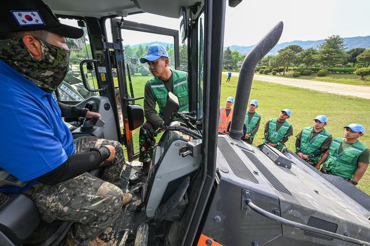 [서울=뉴시스] 육군은 대전 유성구 소재 1115공병단에서 국내 첫 'UN 평화유지활동 삼각협력 공병훈련'을 실시 중이라고 15일 밝혔다. 대한민국의 UN 평화유지활동 기여공약 이행을 위해 실시되는 이번 훈련에는 캄보디아, 몽골, 태국, 인도네시아, 필리핀 등 5개국에서 선발된 장병 28명이 참가했다. 사진은 외국군 교육생들이 한국군 교관으로부터 공병장비에 대한 설명을 듣고 있다. (사진=육군 제공) 2025.05.15. photo@newsis.com *재판매 및 DB 금지