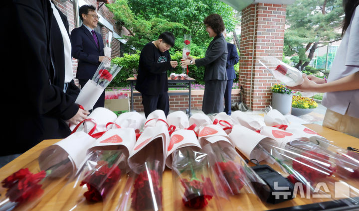 [서울=뉴시스] 홍효식 기자 = 스승의 날인 15일 서울 노원구 서울동일초등학교에서 학생들이 출근하는 선생님에게 카네이션을 전달하고 있다. 2025.05.15. yesphoto@newsis.com