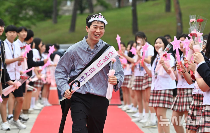 [수원=뉴시스] 김종택 기자 = 스승의날인 15일 경기 수원시 팔달구 매향중학교에서 선생님들이 레드카펫을 걸으며 학생들의 축하와 카네이션을 받고 있다. 2025.05.15. jtk@newsis.com