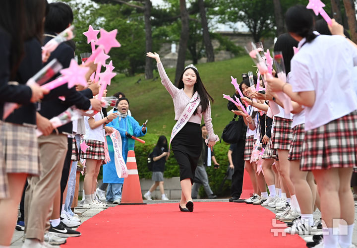 [수원=뉴시스] 김종택 기자 = 스승의날인 15일 경기 수원시 팔달구 매향중학교에서 선생님이 레드카펫을 걸으며 학생들의 축하와 카네이션을 받고 있다. 2025.05.15. jtk@newsis.com