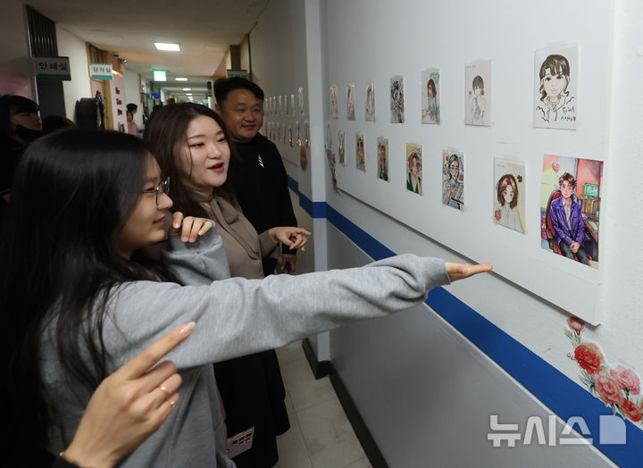 [인천=뉴시스] 전진환 기자 = 스승의 날인 15일 오전 인천 미추홀구 인명여자고등학교에서 선생님들이 학생들이 그린 '캐리커처'를 살펴보고 있다. 2025.05.15. amin2@newsis.com