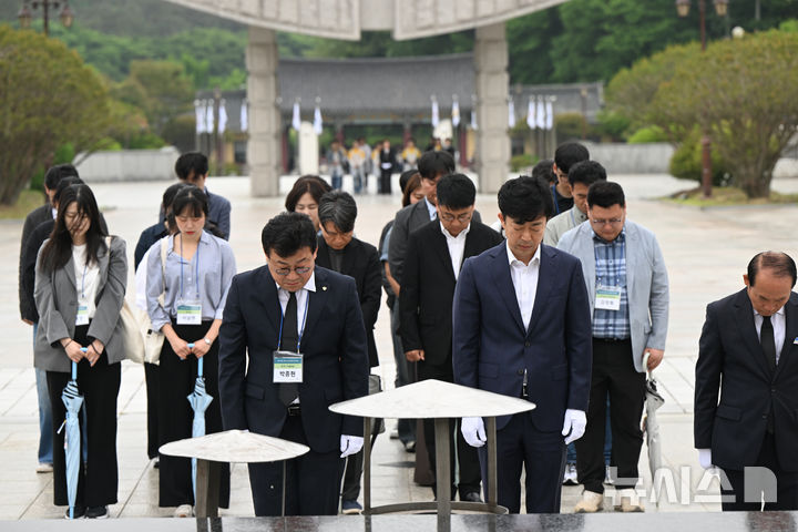 [광주=뉴시스] 박기웅 기자 = 박종현 한국기자협회 회장과 류성호 광주전남기자협회 회장 등 관계자들이 15일 오전 광주 북구 운정동 국립5·18민주묘지를 찾아 참배하고 있다. 광주전남기자협회는 이날 5·18 역사기행에 참여한 전국 언론인 20여명과 함께 민주묘지를 방문했다. 2025.05.15. pboxer@newsis.com