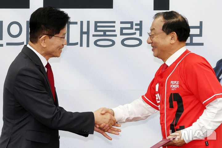 [서울=뉴시스] 조성우 기자 = 김문수(왼쪽) 국민의힘 대선후보가 15일 오전 서울 여의도 국회에서 열린 중앙선대위 회의 및 중앙선대위 임명장 수여식에서 이정현 전 새누리당 대표에게 공동선대위원장 임명장을 수여하고 있다. 2025.05.15. xconfind@newsis.com