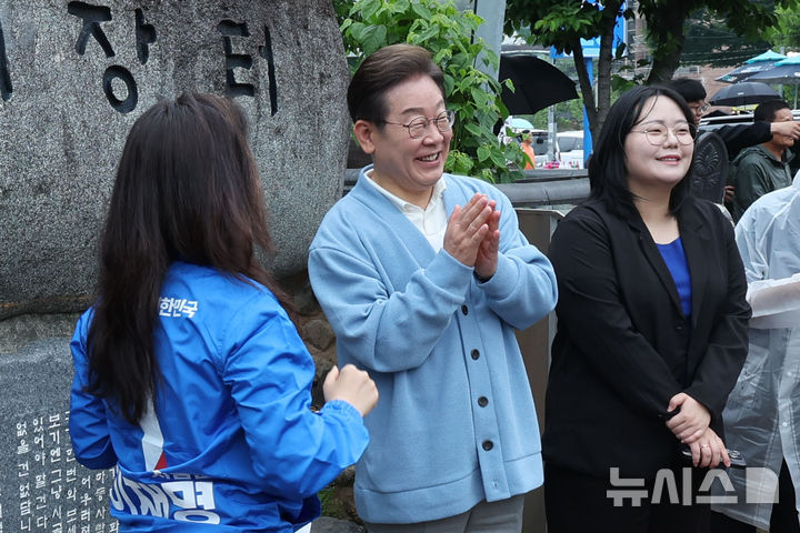 [하동=뉴시스] 권창회 기자 =이재명 더불어민주당 대선 후보가 15일 경남 하동군 화개장터 입구에서 유튜브 'K-이니셔TV 케미폭발 동서화합 화개장터 라이브'를 하고 있다. (공동취재) 2025.05.15. photo@newsis.com