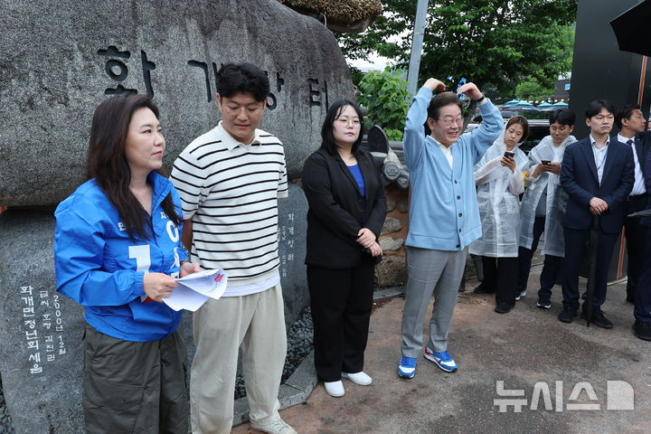 [하동=뉴시스] 권창회 기자 =이재명 더불어민주당 대선 후보가 15일 경남 하동군 화개장터 입구에서 유튜브 'K-이니셔TV 케미폭발 동서화합 화개장터 라이브'를 하고 있다. (공동취재) 2025.05.15. photo@newsis.com