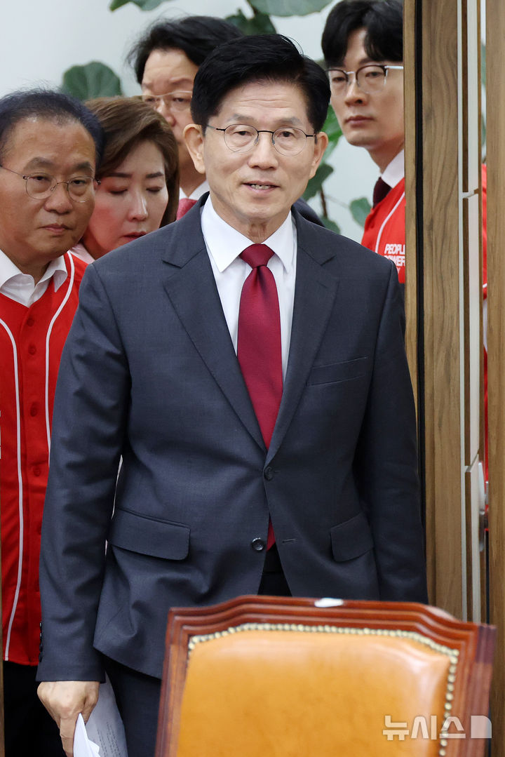[서울=뉴시스] 조성우 기자 = 김문수 국민의힘 대선후보가 15일 오전 서울 여의도 국회에서 열린 긴급 기자회견에 참석하고 있다. 2025.05.15. xconfind@newsis.com