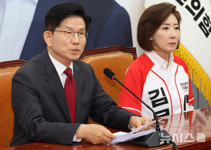[서울=뉴시스] 조성우 기자 = 김문수(왼쪽) 국민의힘 대선후보가 15일 오전 서울 여의도 국회에서 열린 긴급 기자회견에서 발언하고 있다. 오른쪽은 나경원 공동선대위원장. 2025.05.15. xconfind@newsis.com